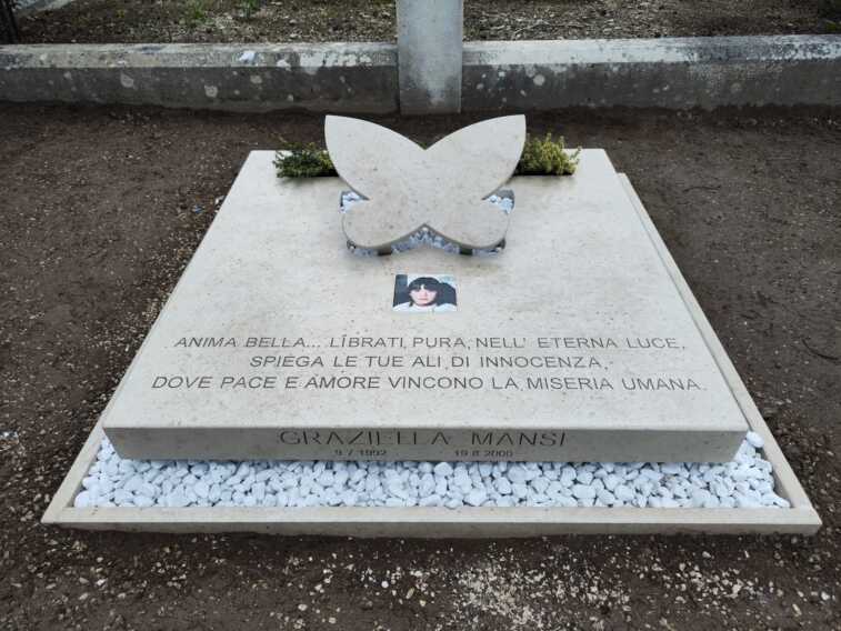 Andria, una nuova lapide per la piccola Graziella: «Spiega le tue ali di innocenza»