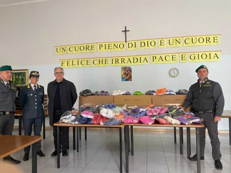 Lecce, la Guardia di finanza dona 80 paia di scarpe alla parrocchia: andranno a persone in difficoltà
