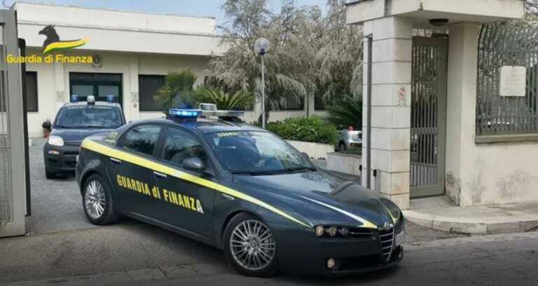 A folle velocità senza patente e assicurazione: fugge all’alt e si schianta contro un muretto a secco