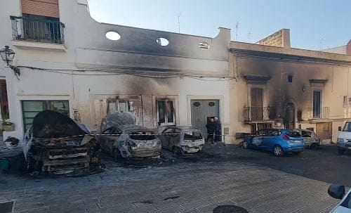 Lecce, vanno a fuoco sette auto e due abitazioni al mare Potrebbe essere una vendetta
