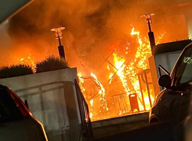 Bari, incendio all’esterno di un fast food a Mungivacca: paura tra i clienti – VIDEO