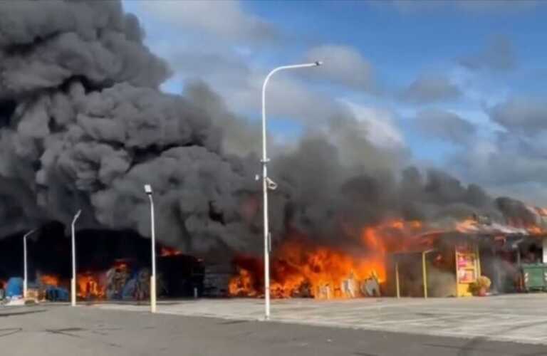 Incendio in un capannone nel Tarantino: fumo visibile da diversi chilometri
