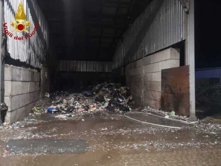 Incendio in un capannone alla zona industriale di Ferrandina: a fuoco materiale plastico