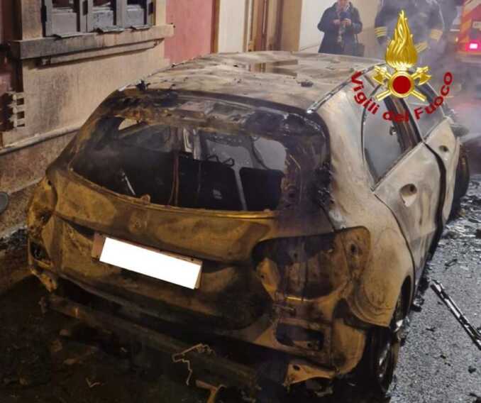 Aradeo, auto in fiamme nella notte. Danni a un’abitazione