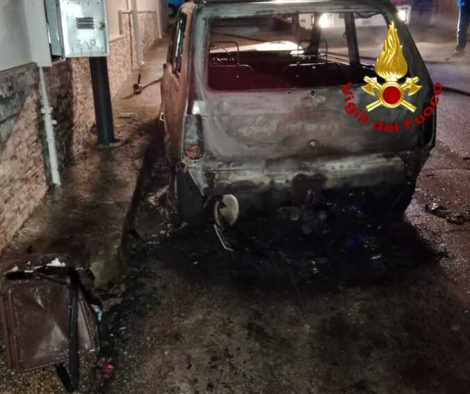 Galleria foto 'Racale, auto prende fuoco in garage: dichiarata inagibile un’abitazione. Incendio anche a Neviano' - foto 2