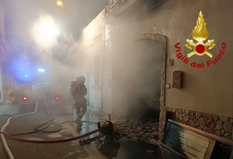 Racale, auto prende fuoco in garage: dichiarata inagibile un’abitazione. Incendio anche a Neviano