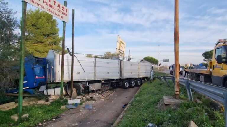 Bari, tir finisce fuori strada nei pressi dello stadio San Nicola