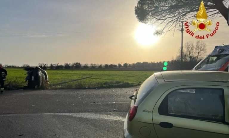 Scontro tra due auto nel Brindisino, una si ribalta: feriti i conducenti