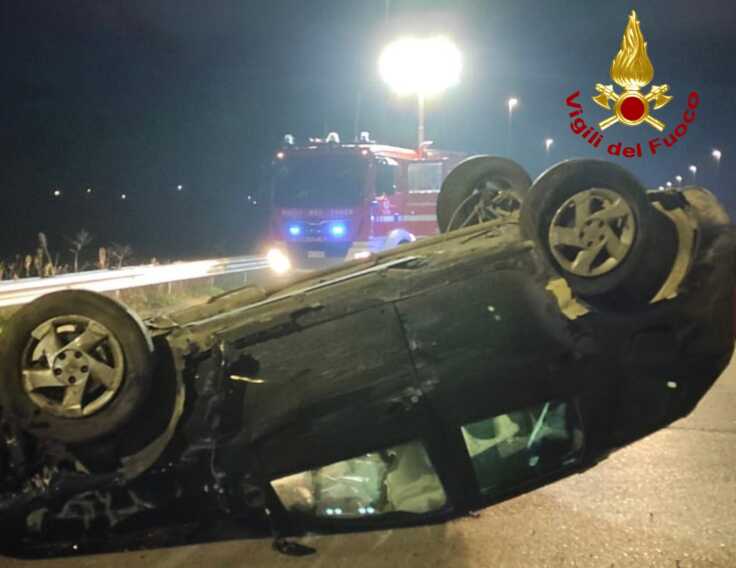 Perde il controllo dell’auto e si ribalta sulla tangenziale di Lecce: 18enne in ospedale