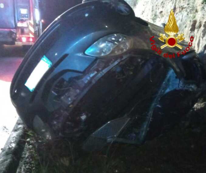 Lecce, perde il controllo dell’auto e si ribalta: 22enne in ospedale