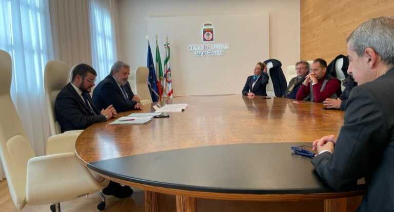 Bari, la Uil Puglia manifesta davanti alla Regione: «Manovra iniqua». Poi l’incontro con Emiliano