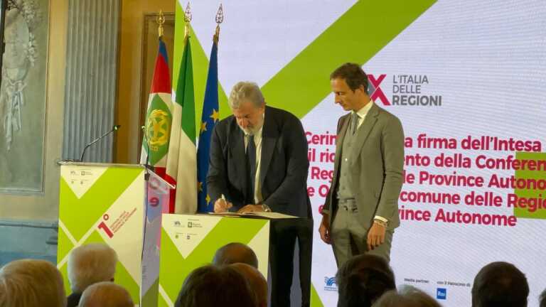 Emiliano firma l’intesa per l’istituzionalizzazione della Conferenza delle Regioni – VIDEO