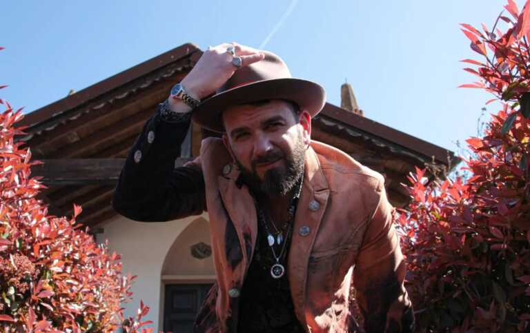 L’inno alla “resistenza” del cantautore di Vico del Gargano: «La musica per superare gli ostacoli»