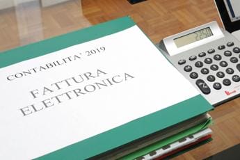 Lotta all’evasione: come si legano flat tax, fattura elettronica e contante?
