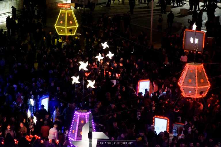 Il centro di Ruvo risplende con l’omaggio di luci alla Terra