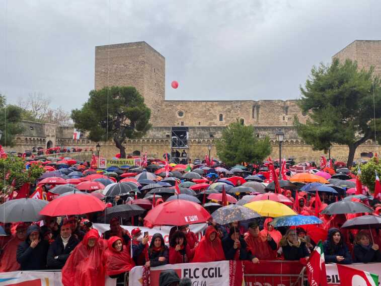 Galleria foto 'Manovra, a Bari il corteo della Cgil con Landini: «Facciamo una battaglia per tutti» – VIDEO' - foto 1