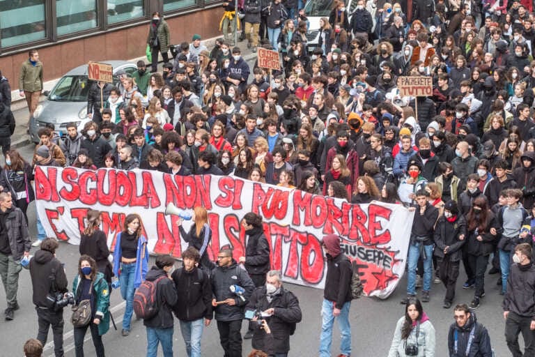 La rabbia degli studenti: «Poche risorse alla scuola». Giovani in piazza contro la manovra