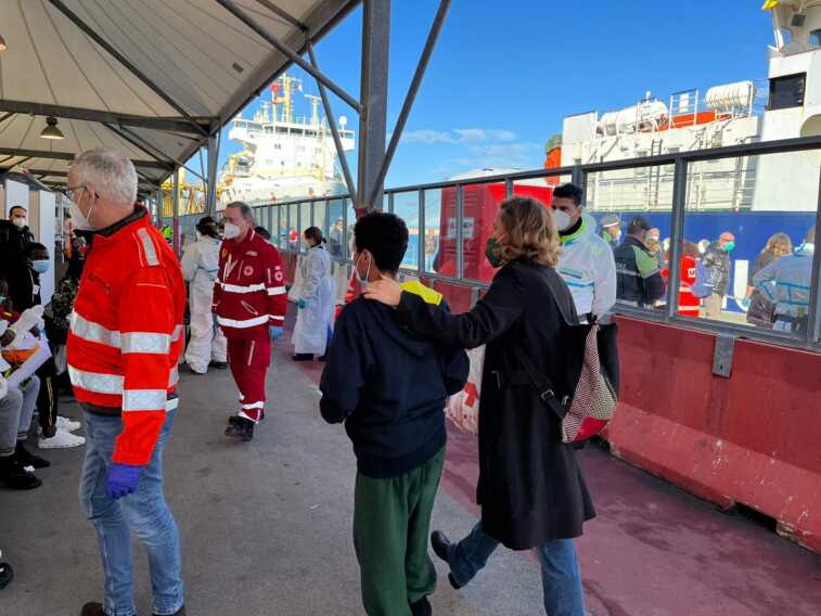 Humanity 1, in Puglia ospitati 66 minori. Decaro: «Bari è città dell’accoglienza»