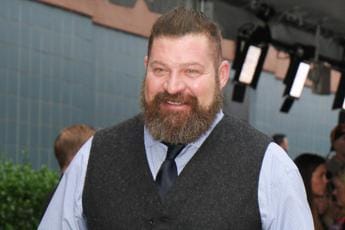 Morto a 56 anni Brad William Henke, star di ‘Orange Is the New Black’ e ‘Lost’