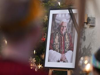 Bari, il vescovo Satriano celebrerà una messa in suffragio di Benedetto XVI