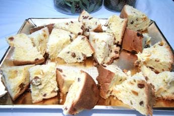 Natale 2022, è caro panettone e pandoro: “Aumenti medi del 37%”