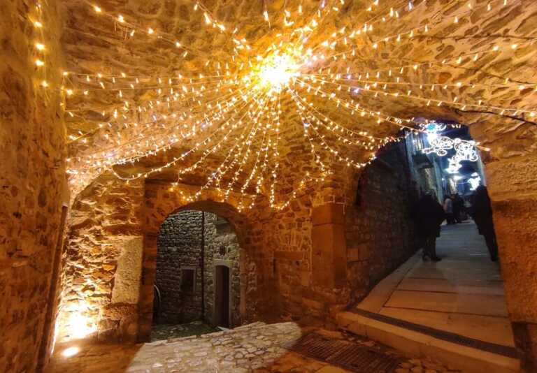 Luminarie, un grande albero e la Casa di Babbo Natale: il comune più piccolo della Puglia diventa un presepe