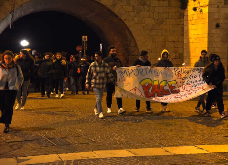 Bari, giovani sfilano per la pace dalla Cattedrale alla cripta di San Nicola – VIDEO