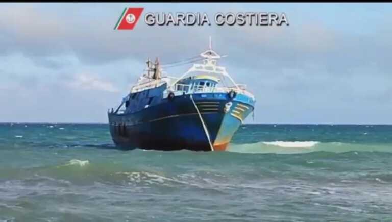 Ancora un peschereccio senza persone a bordo alla deriva in Salento: arenato in un’area protetta – VIDEO