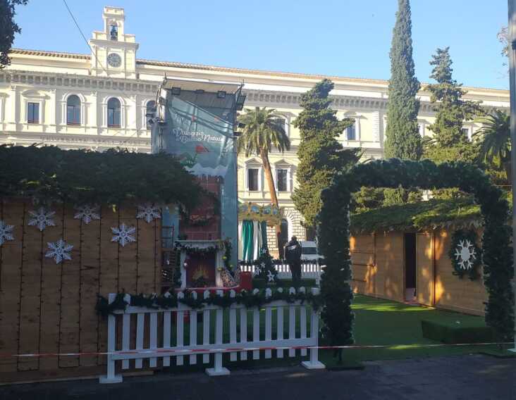 Bari, in piazza Umberto si inaugura il villaggio di Babbo Natale. E venerdì apre la mostra “I love Lego”