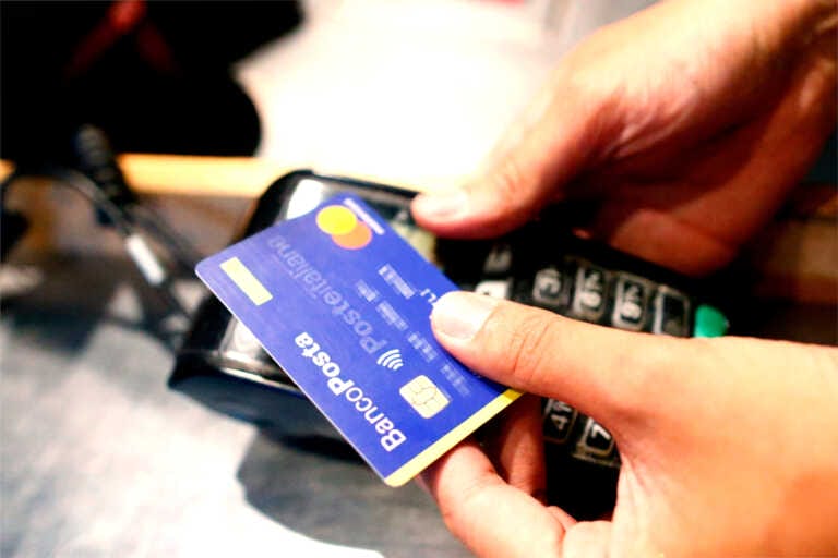 Ruba denaro a un’anziana fingendo di aiutarla con il bancomat: denunciato commerciante a Taranto