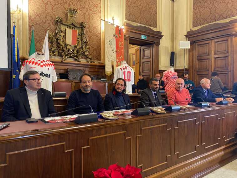 Calcio, storia e solidarietà nel calendario 2023 del Museo del Bari. A presentarlo Igor Protti – VIDEO