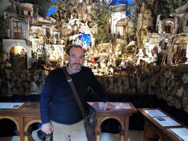 Salvatore, da 20 anni si occupa della natività in cattedrale a Ruvo: «Lavoro di notte per realizzarlo»