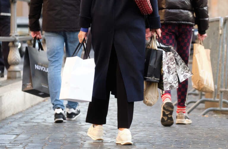 Regali di Natale, un pugliese su tre riciclerà li regali. Il 40% darà priorità ai doni utili
