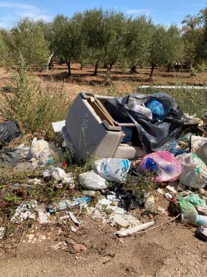 Bari, quartiere Catino: la strada per Bitonto è una discarica a cielo aperto – FOTO