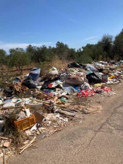 Bari, quartiere Catino: la strada per Bitonto è una discarica a cielo aperto – FOTO