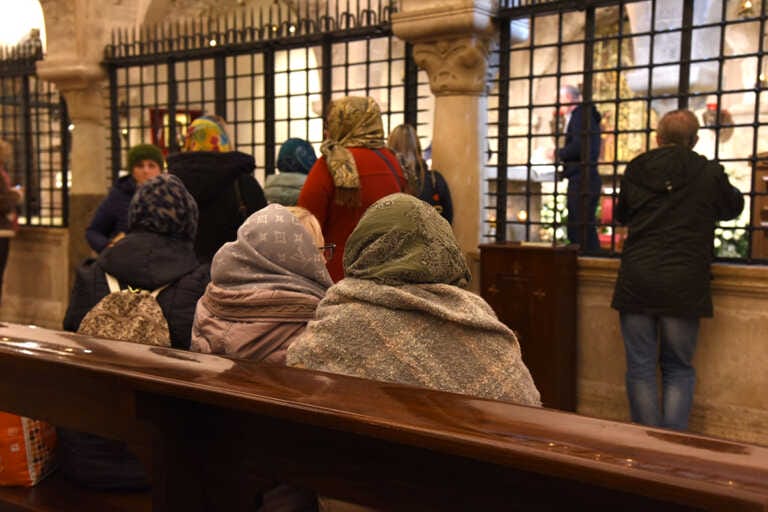 Galleria foto 'Bari, la comunità ortodossa celebra San Nicola ma senza i russi: in 5 mila fermi negli aeroporti dell’Est – FOTO e VIDEO' - foto 2