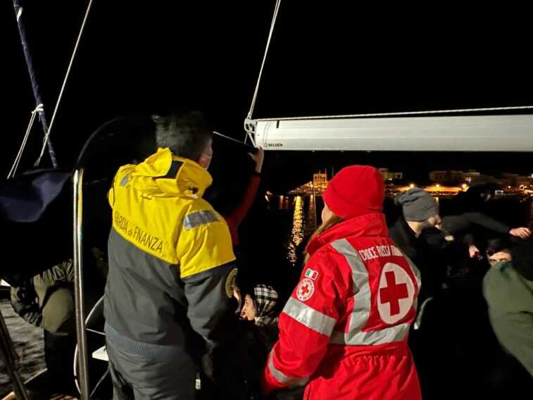 Leuca, circa 100 migranti sbarcano nella notte: 18 i minori non accompagnati – VIDEO