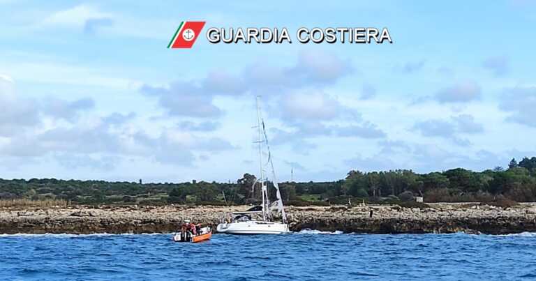 Nardò, barca a vela incagliata tra gli scogli: a bordo resti di cibo e vestiti