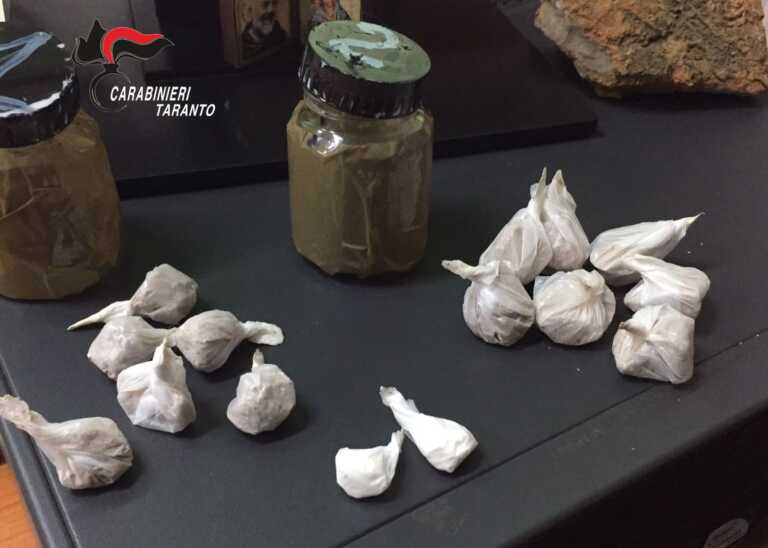 Taranto, vende droga in una piazzetta della città vecchia: arrestato 41enne
