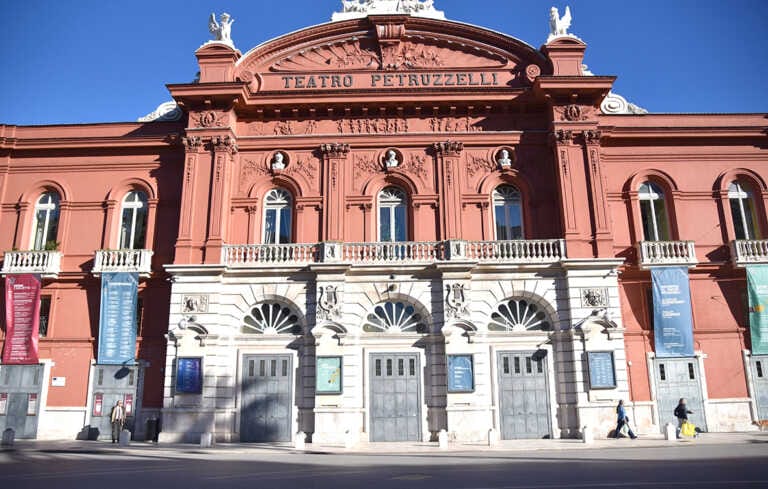 Caro energia, al Petruzzelli meno repliche e biglietti su del 10%