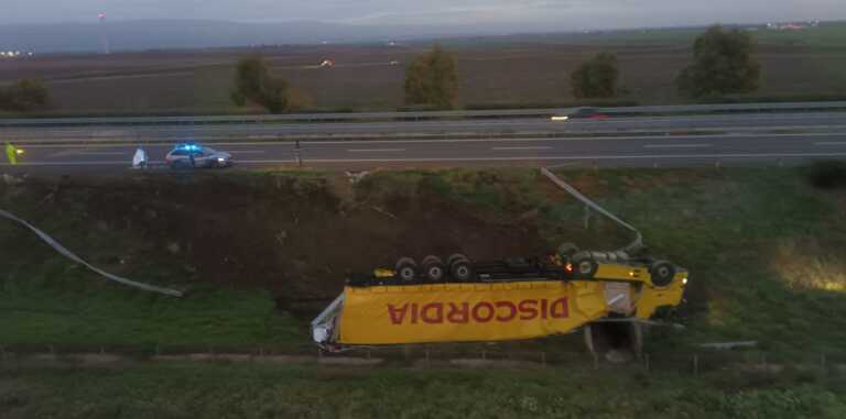 Tir finisce fuori strada e si ribalta tra San Severo e Foggia: illeso il conducente