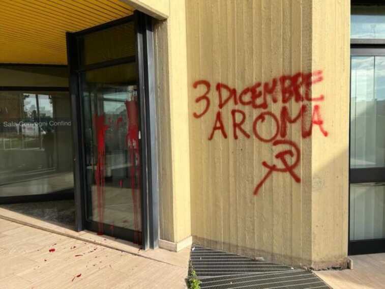 Bari, vandali alla sede di Confindustria: imbrattato l’ingresso