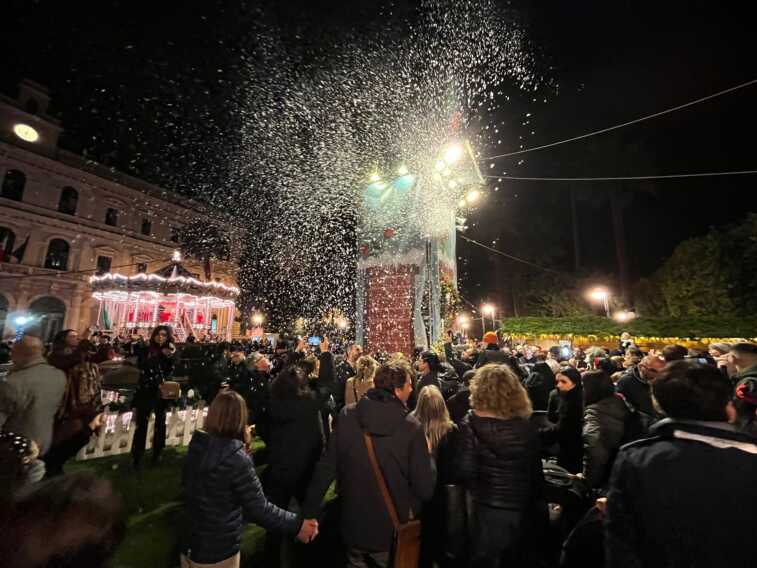 Bari, inaugurato il villaggio di Babbo Natale in piazza Umberto: «Dedicato alla gioia dei bambini» – VIDEO