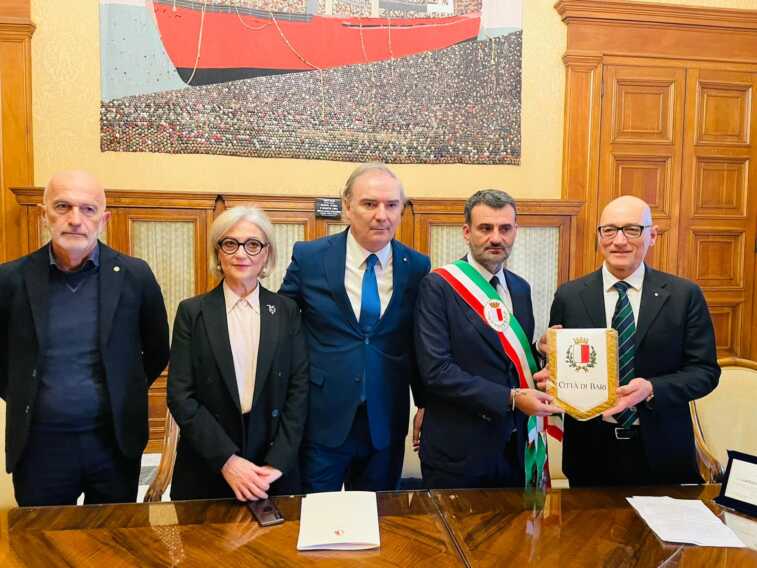 Galleria foto 'Bari premia il fisico Gaetano Scamarcio, Decaro: «Dà lustro alla città»' - foto 1