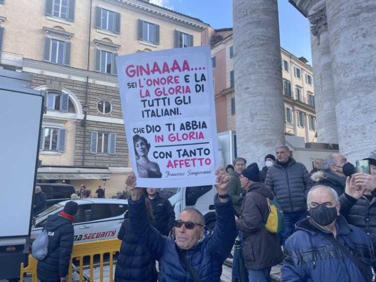 Galleria foto 'Gina Lollobrigida, a Roma l’ultimo saluto alla “Bersagliera”' - foto 1