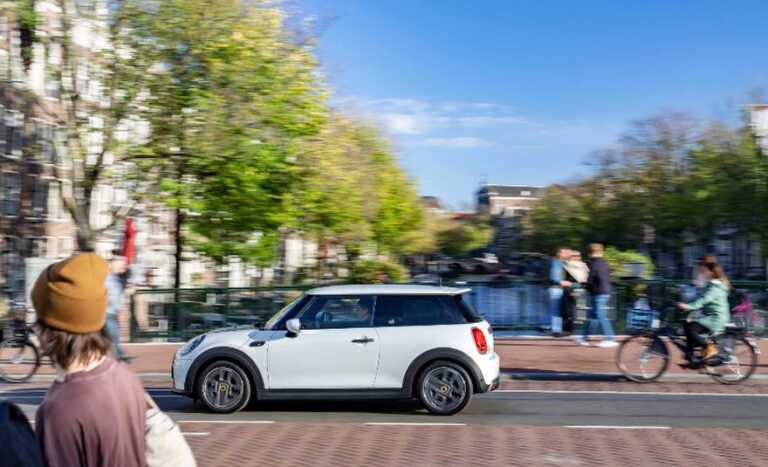 Mini, nel 2022 domanda in crescita per i modelli elettrificati