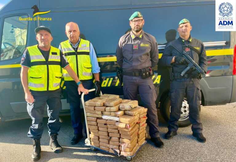 Galleria foto 'Sequestrati al porto di Livorno 180 kg di cocaina nascosta tra le banane' - foto 1