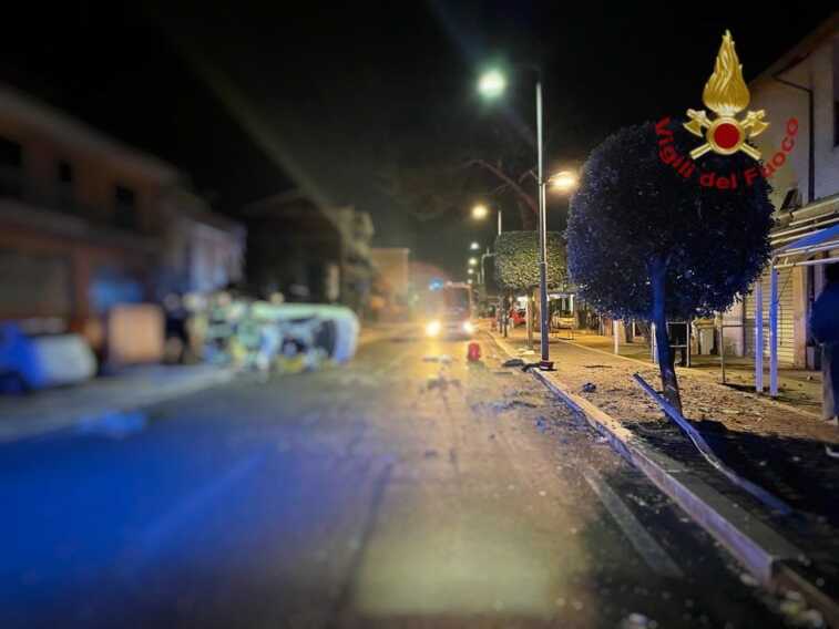 Galleria foto 'Auto si ribalta vicino a Roma, morti 5 giovani' - foto 1