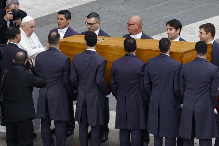 L’addio a Ratzinger, il Papa: “oggi grati per sua sapienza e dedizione” mentre la folla grida “Santo Subito”