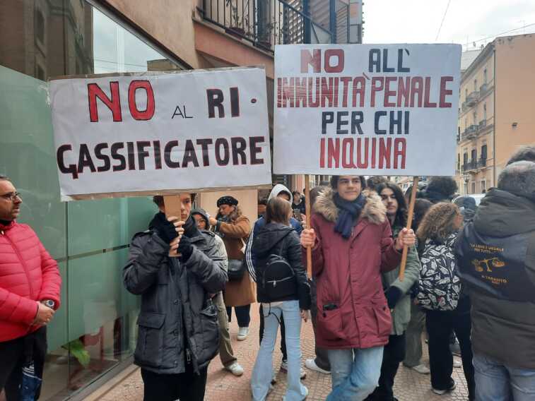 Ex Ilva, ambientalisti e studenti in piazza: «No all’immunità per chi inquina»
